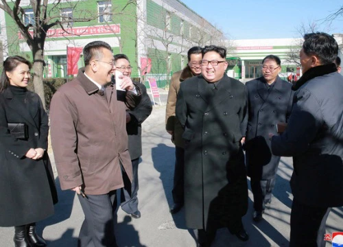 Đệ nhất phu nhân Triều Tiên tháp tùng ông Kim Jong-un thăm nhà máy