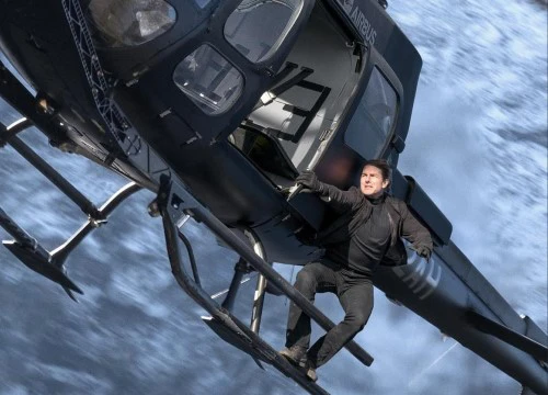 Hết đu máy bay, ai nấy được dịp thót tim khi Tom Cruise lại đu trực thăng ở "Mission: Impossible 6"