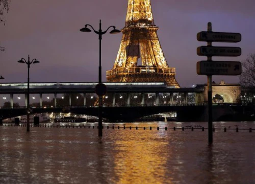 "Kinh đô ánh sáng" Paris ngập trong biển nước