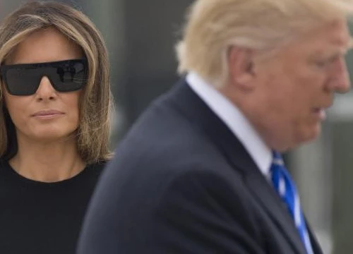 Melania hủy đi Davos với Trump sau scandal tình dục của chồng