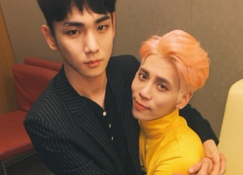 Nhớ Jonghyun, Key (SHINee) bất ngờ chia sẻ clip cũ hai anh em trong phòng thu