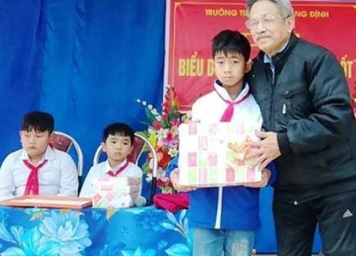 Thanh Hóa: Học sinh lớp 5 trả lại hơn 16,5 triệu đồng cho người đánh rơi