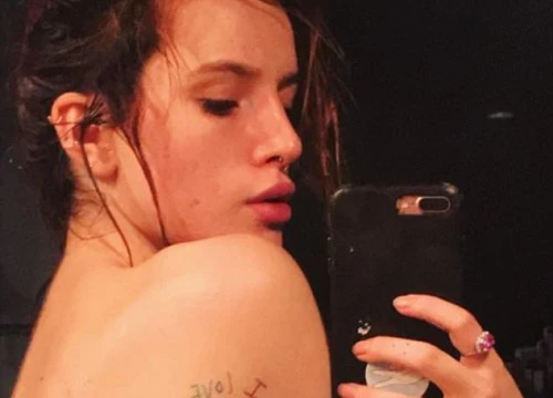 Bắt gặp bạn trai lăng nhăng, Bella Thorne liền khoe vòng 1 táo bạo để "trả thù"