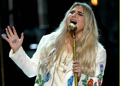 Cả showbiz xúc động vì màn trình diễn chống xâm hại tình dục của Kesha tại Grammy 2018