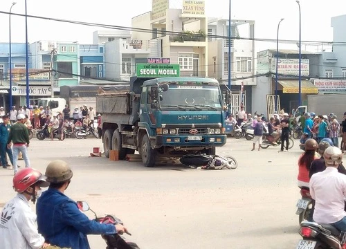 Hai vợ chồng tử vong dưới gầm xe ben