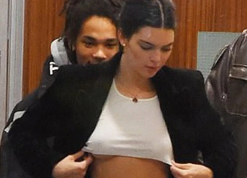 Mặc áo siêu ngắn lại còn &#8220;thả rông&#8221;, Kendall Jenner liên tục che chắn vì sợ lộ ngực