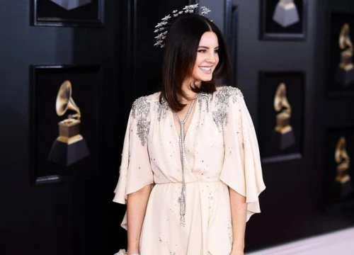 Những bộ cánh nổi bật trên thảm đỏ Grammy 2018