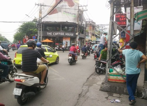 Thanh niên mặc áo Grabbike đâm gục "đối thủ" sau va chạm giao thông