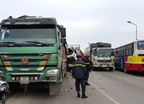 Xe tải tông xe tải trên cầu Thăng Long, một người tử vong