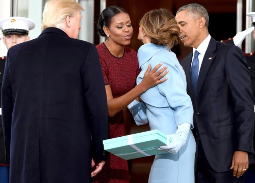 Bà Obama khó xử vì món quà của Đệ nhất phu nhân Melania Trump