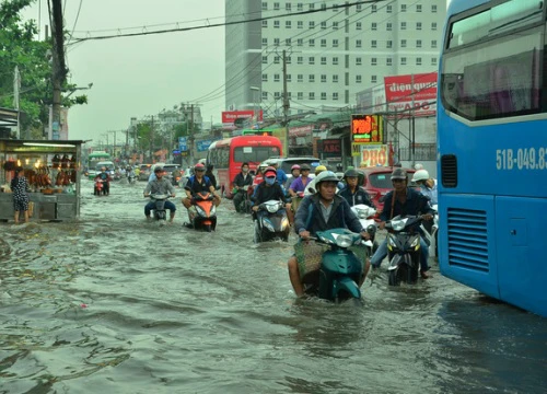 Nhiều tuyến đường ở Sài Gòn ngập nặng, giao thông hỗn loạn