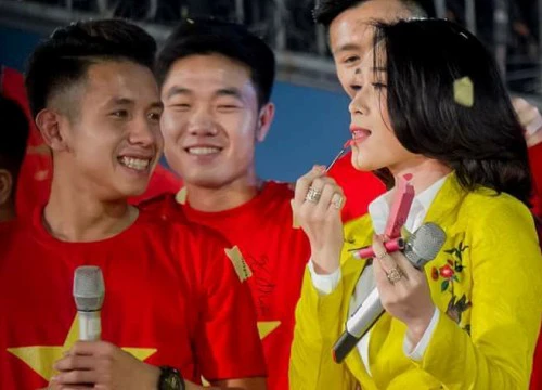 "Cười ngất" vì Mỹ Tâm "lầy lội" vừa hát vừa thoa son Hồng Duy U23