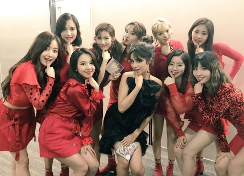 Fan thích thú khi Camila Cabello pose dáng "TT" cùng TWICE