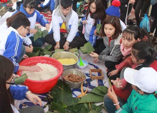 Hà Tĩnh: "Xuân ấm Kỳ Lạc" - gói hơn 300 chiếc bánh chưng tặng học sinh