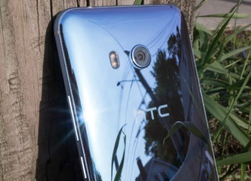 HTC U11 giảm hơn 2 triệu đồng, Galaxy S8 phải e dè