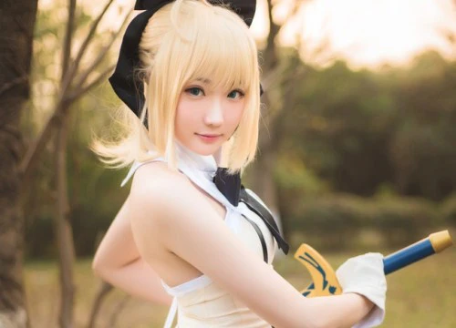 Ngất ngây cosplay Saber cực dễ thương với khuôn mặt búng ra sữa