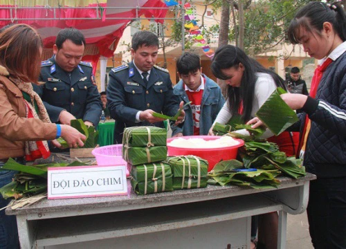 Ngư dân nghèo vui tết sớm với "Xuân biển đảo - Tết biên cương"