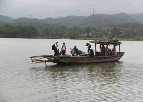 Quảng Bình: Học sinh đến trường bằng 'đò không áo'