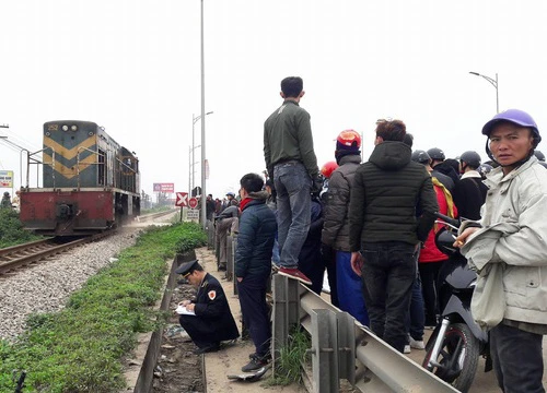 Tàu hỏa tông xe máy văng xa 20 mét, 2 người thương vong