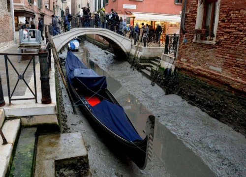 Trăng "máu" hút cạn nước kênh đào ở Venice