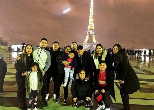 Alexis Sanchez dẫn đại gia đình sang Paris mừng công