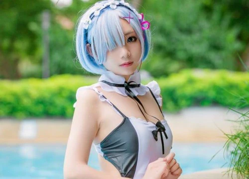 Cosplay nàng hầu Rem cực gợi cảm trong trang phục áo tắm