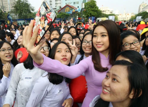 Hoa hậu Mỹ Linh ngồi ghế nóng cuộc thi "Duyên dáng Áo dài TP.HCM"