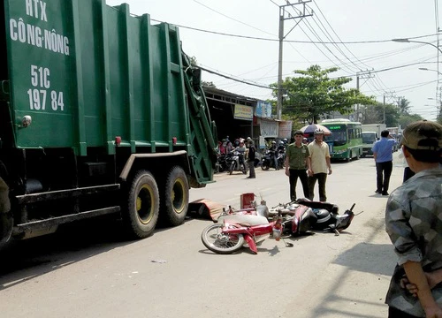 Ngã xuống đường sau va quẹt, nam sinh bị xe rác cán tử vong