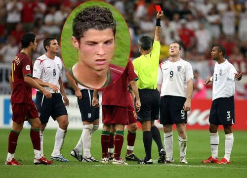 Rooney nói gì với C. Ronaldo sau sự cố &#8216;nháy mắt&#8217; năm 2006