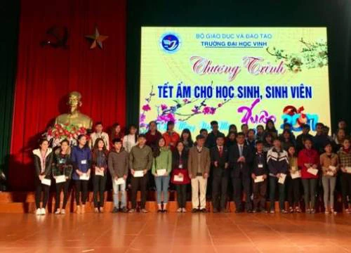 Tết ấm cho gần 550 HSSV hoàn cảnh khó khăn ở Đại học Vinh