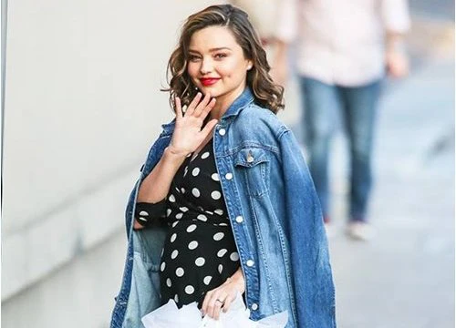 Bầu bí, Miranda Kerr vẫn tỏa sáng tựa nữ thần với giày trong suốt