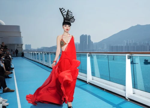 Jessica Minh Anh catwalk trên tàu thượng hạng ở Hong Kong