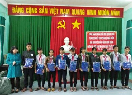 Quảng Ngãi: 1.500 áo ấm đến với học sinh nghèo vùng cao