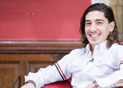 Sau thời trang, Bellerin còn trổ tài hùng biện