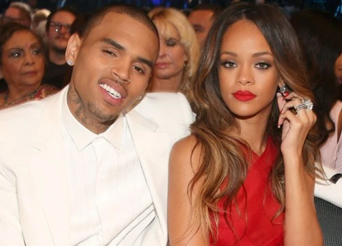 Chris Brown "gom đủ gạch xây nhà" khi tweet muốn đi tour với Rihanna