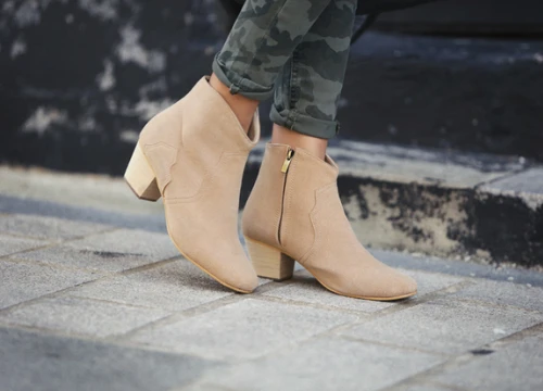 Đã qua thời của những đôi boots sặc sỡ, Gigi Hadid đến Châu Bùi đều 'lăng xê' ankle boots màu nude