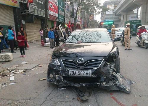 Hà Nội: Camry đâm hàng loạt phương tiện, 5 người bị thương