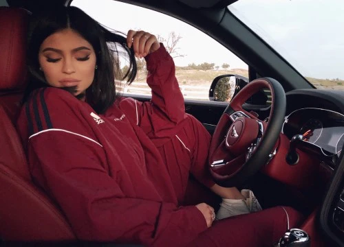 Kylie Jenner khoe xe hơi sang chảnh, chính thức tái xuất showbiz sau nhiều tháng "ở ẩn"