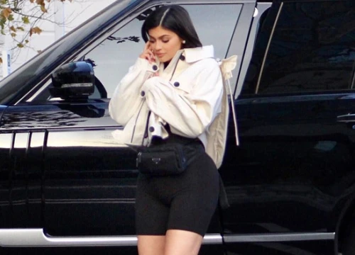 Kylie Jenner thon thả ra phố sau 10 ngày sinh con