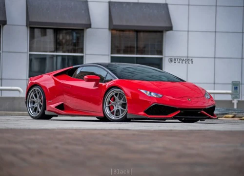 Lamborghini Huracan khác lạ với lớp sơn Rosso Corsa