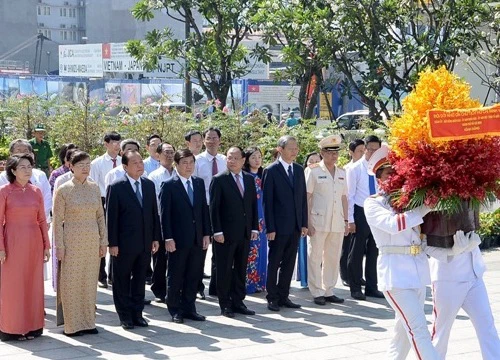 TP.HCM: Dâng hương tưởng niệm Bác Hồ và Bác Tôn