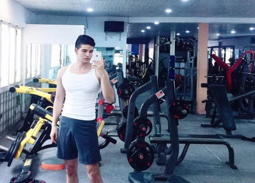 "Bác sĩ mỹ nam" dân tộc K'Ho khoe cơ bắp trong phòng gym