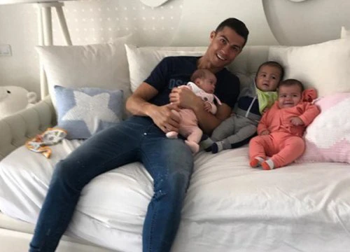 C. Ronaldo: 'Làm bố là điều tuyệt vời nhất với tôi'