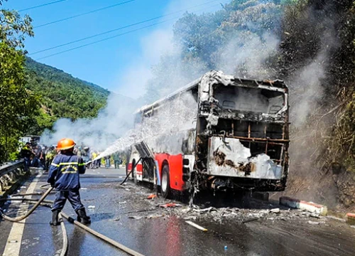 Cháy xe khách trên đèo Hải Vân, 29 người thoát nạn