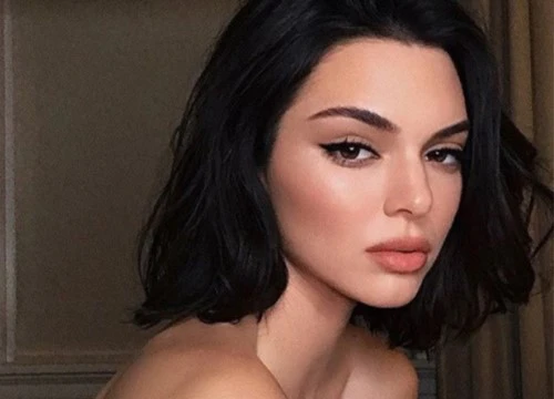 Môi lại tều hơn trước, Kendall Jenner giờ trông như bản sao của cô em Kylie