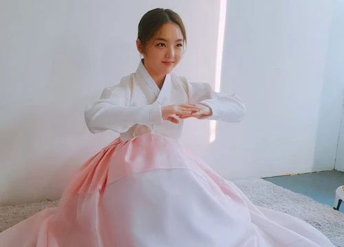 Sao thần tượng Hàn Quốc đồng loạt mặc hanbok đón Tết Mậu Tuất