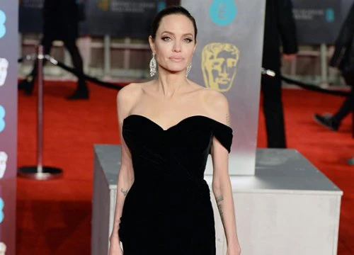 Angelina Jolie vai trần quyến rũ trên thảm đỏ