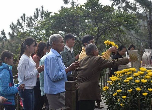 Hàng ngàn lượt người viếng mộ Đại tướng, vãn cảnh chùa ngày đầu năm