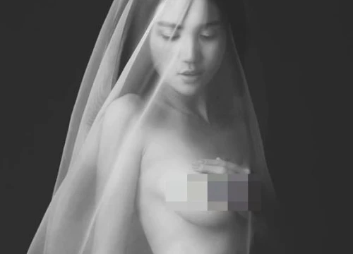 Đâu phải lần đầu Ngọc Trinh chụp ảnh nude "đốt mắt" đấng mày râu