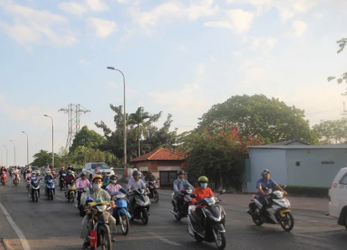 Đường phố Sài Gòn thênh thang trong ngày làm việc đầu năm